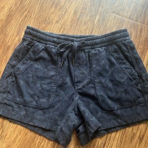 Athleta camo farallon short